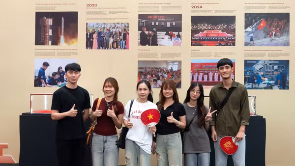 Các bạn trẻ checkin tại không gian Triển lãm 95 năm Cờ Đảng soi đường.