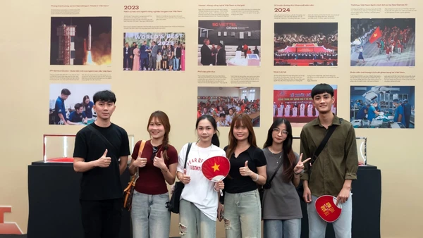 Các bạn trẻ checkin tại không gian Triển lãm 95 năm Cờ Đảng soi đường.