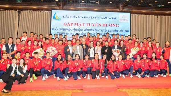 Tuyên dương các huấn luyện viên, vận động viên môn Đua thuyền đạt thành tích xuất sắc tại SEA Games 33. (Ảnh: BTC)