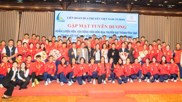 Tuyên dương các huấn luyện viên, vận động viên môn Đua thuyền đạt thành tích xuất sắc tại SEA Games 33. (Ảnh: BTC)