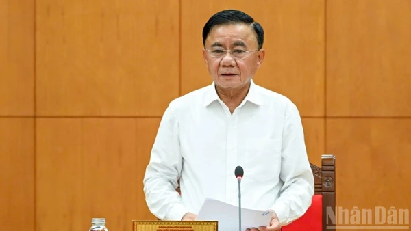 Thường trực Ban Bí thư Trần Cẩm Tú ký ban hành Kết luận số 202-KL/TW. (Ảnh: DUY LINH)