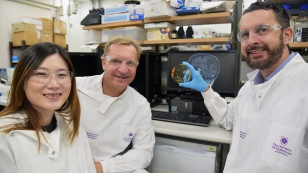 Nhóm nghiên cứu của Đại học Queensland cùng con chip mới phát triển. (Nguồn ảnh: Đại học Queensland)