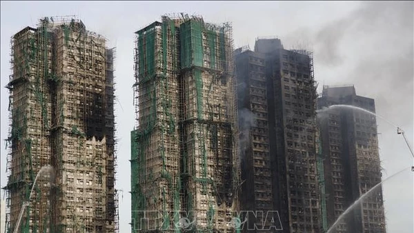 Ít nhất 128 người đã thiệt mạng và 76 người bị thương trong vụ hỏa hoạn nghiêm trọng tại khu tổ hợp Wang Fuk Court ở quận Tai Po, Hong Kong (Trung Quốc) ngày 26/11/2025. Theo kết quả điều tra sơ bộ, nhà chức trách đã xác định việc sử dụng vật liệu dễ cháy nổ là nguyên nhân chính khiến ngọn lửa lan nhanh và gây thiệt hại lớn. (Ảnh: THX/TTXVN)