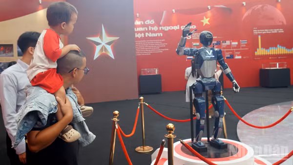Mô hình robot hình người do VinMotion và VinRobotics phát triển trưng bày tại triển lãm thu hút đông đảo khách tham quan.
