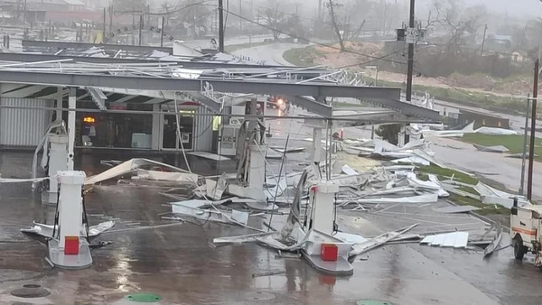 Một trạm xăng bị hư hại do ảnh hưởng bão Melissa ở Montego Bay, Jamaica, ngày 28/10/2025. (Ảnh: Jamaica Observer/Tân Hoa xã)