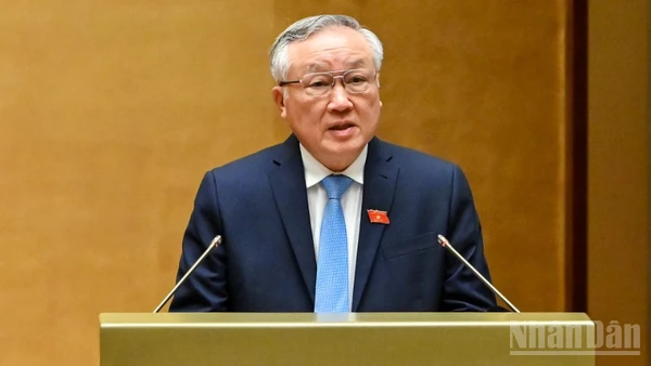 Phó Thủ tướng Thường trực Chính phủ Nguyễn Hòa Bình trình bày báo cáo. (Ảnh: DUY LINH)