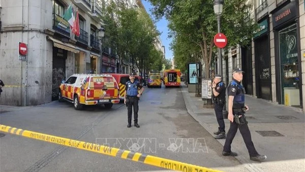Hiện trường vụ sập một phần tòa nhà ở Madrid, Tây Ban Nha, ngày 7/10/2025. (Ảnh: THX/TTXVN)