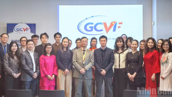 Đại sứ Việt Nam tại Pháp Trịnh Đức Hải cùng các đại biểu tại lễ ra mắt Hiệp hội Kết nối toàn cầu Việt Nam-Pháp. (Ảnh: KHẢI HOÀN)