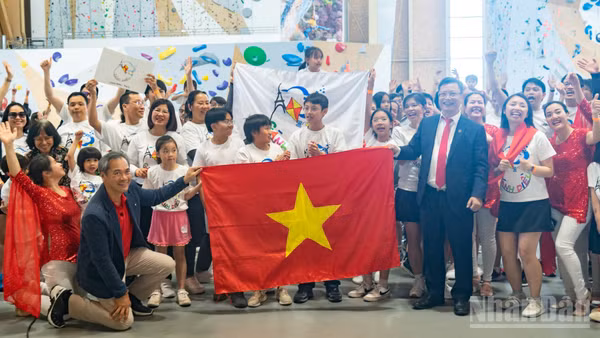 Các hội đoàn người Việt Nam tại Pháp tham gia Đại hội Thể thao người Việt Nam tại Pháp lần thứ 3, góp phần tạo nên ngày hội giao lưu, đoàn kết và gìn giữ bản sắc văn hóa dân tộc.