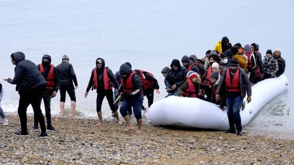 Những người di cư tới bãi biển Dungeness, Anh. (Ảnh: Xinhua)