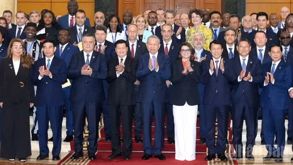 Tổng Bí thư Tô Lâm với Trưởng đoàn các nước tham dự Lễ mở ký Công ước Hà Nội. (Ảnh: ĐĂNG KHOA)