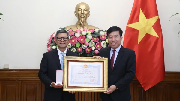 Thứ trưởng Ngoại giao Nguyễn Mạnh Cường trao Huân chương Hữu nghị cho Đại sứ Indonesia tại Việt Nam. (Ảnh: Báo Thế giới và Việt Nam)