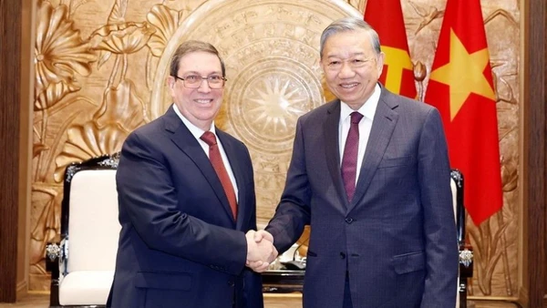 Tổng Bí thư Tô Lâm tiếp thân mật đồng chí Bruno Rodríguez Parrilla, Đặc phái viên Đảng Cộng sản Cuba, Nhà nước Cộng hòa Cuba, Ủy viên Bộ Chính trị, Bộ trưởng Ngoại giao Cuba. (Ảnh: Thống Nhất/TTXVN)