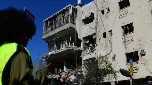 Lực lượng an ninh Israel và các nhân viên cứu hộ làm việc tại hiện trường vụ tấn công tên lửa từ Iran vào Tel Aviv, Israel, ngày 24/3/2026. (Ảnh: Xinhua)