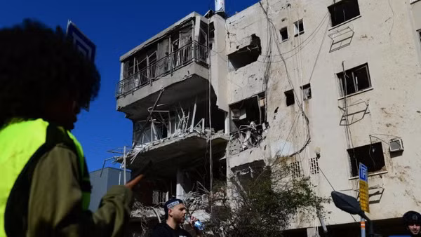 Lực lượng an ninh Israel và các nhân viên cứu hộ làm việc tại hiện trường vụ tấn công tên lửa từ Iran vào Tel Aviv, Israel, ngày 24/3/2026. (Ảnh: Xinhua)