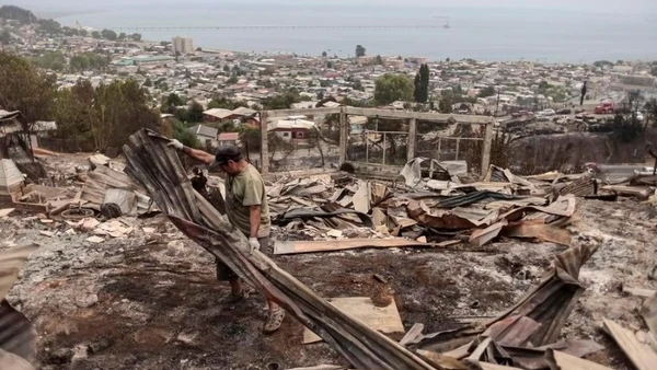 Người dân dọn dẹp khu vực bị ảnh hưởng bởi hỏa hoạn ở Penco, Biobio, Chile, ngày 19/1/2026. (Ảnh: Xinhua)