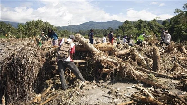 Lực lượng cứu hộ tìm kiếm nạn nhân sau lũ lụt và lở đất tại Tây Sumatra, Indonesia. (Ảnh: THX/TTXVN)