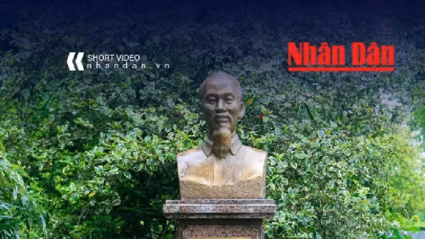 [Video] Dâng hoa kỷ niệm 136 năm Ngày sinh Chủ tịch Hồ Chí Minh tại Pháp