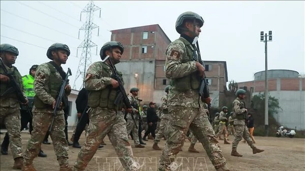 Binh sĩ Peru tuần tra trên đường phố tại Lima. (Ảnh: THX/TTXVN)