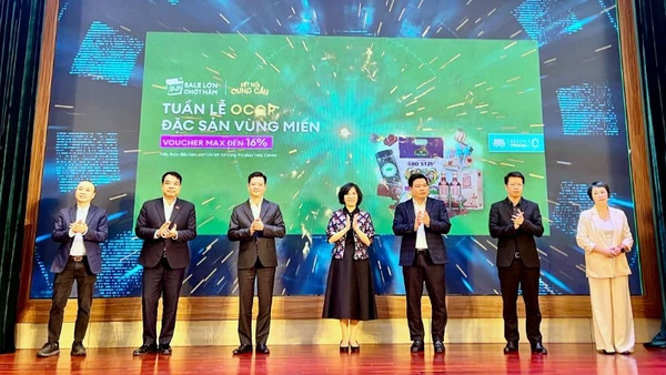 Các đại biểu thực hiện nghi thức khởi động Tuần lễ Thương hiệu Việt trên môi trường số. (Ảnh: BCT)