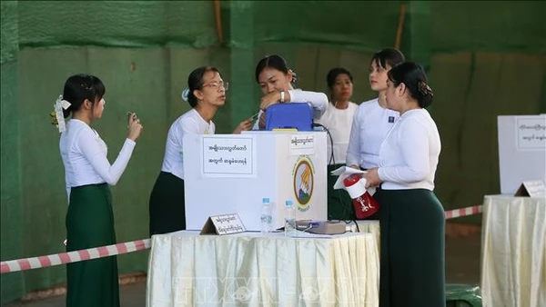 Nhân viên của Ủy ban bầu cử chuẩn bị phiếu bầu tại Yangon, Myanmar ngày 25/1/2026. (Ảnh: THX/TTXVN)
