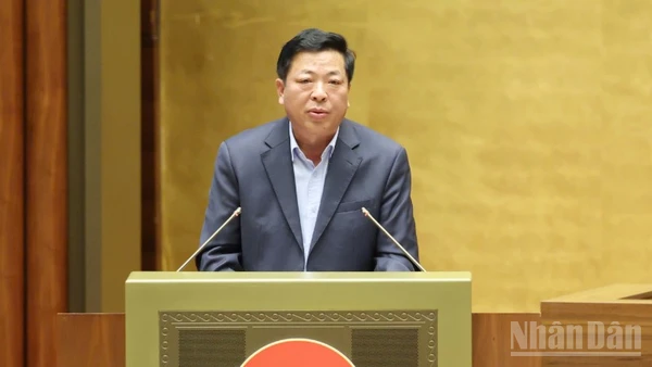 Chuyển mạnh từ tiền kiểm sang hậu kiểm, gắn với tăng cường kiểm tra giám sát