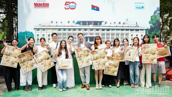 Người nước ngoài tìm hiểu về lịch sử Việt Nam. (Ảnh: KHẮC ANH)