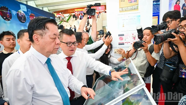 Các phóng viên báo chí tác nghiệp tại Hội báo toàn quốc 2025.