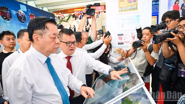 Các phóng viên báo chí tác nghiệp tại Hội báo toàn quốc 2025.