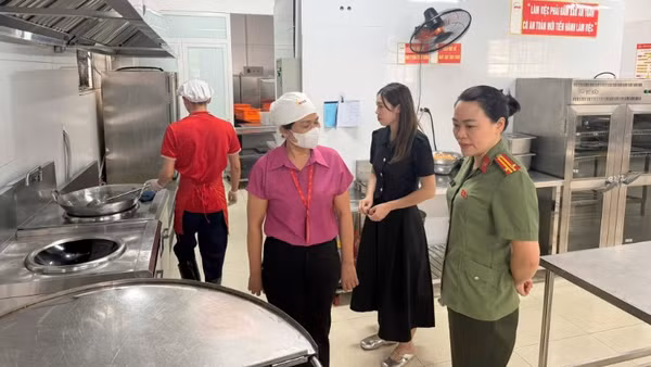 Công an phường Ô Chợ Dừa (Hà Nội) tổng rà soát, kiểm tra vệ sinh an toàn thực phẩm tại các bếp ăn của các trường học trên địa bàn. (Ảnh minh họa: Công an phường Ô Chợ Dừa)