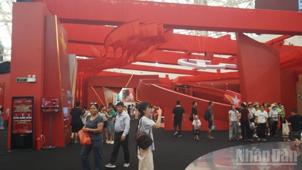 Phân khu 5 tại Triển lãm “95 năm Cờ Đảng soi đường”. (Ảnh: TRUNG HƯNG)