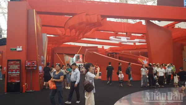 Phân khu 5 tại Triển lãm “95 năm Cờ Đảng soi đường”. (Ảnh: TRUNG HƯNG)