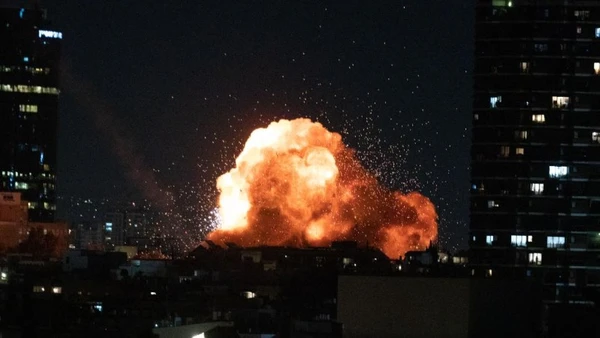 Một vụ nổ trong cuộc tấn công bằng tên lửa của Iran vaò trung tâm thành phố Tel Aviv, Israel, ngày 28/2/2026. (Ảnh: Xinhua)