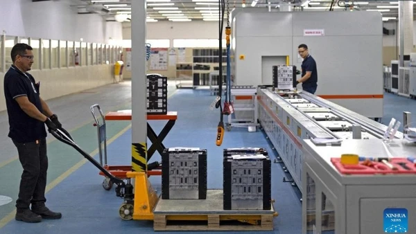 Công nhân làm việc tại Nhà máy pin BYD ở Manaus, thủ phủ bang Amazonas, Brazil. (Ảnh: Tân Hoa xã)