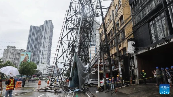 Lực lượng cứu hộ làm việc tại hiện trường vụ sập biển quảng cáo do gió mạnh từ ảnh hưởng bão Wipha ở thành phố Quezon, Philippines, ngày 19/7/2025. (Ảnh minh họa: Xinhua)