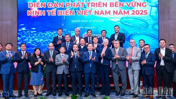 Các đại biểu tham dự diễn đàn chụp ảnh lưu niệm.