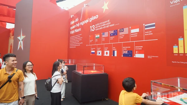 Khách tham quan tại Phân khu 5, Triển lãm 95 năm Cờ Đảng soi đường. (Ảnh: TRUNG HƯNG)