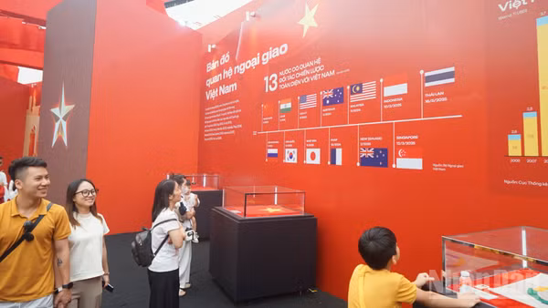 Khách tham quan tại Phân khu 5, Triển lãm 95 năm Cờ Đảng soi đường. (Ảnh: TRUNG HƯNG)