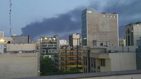 Khói bốc lên sau một vụ nổ ở Tehran, thủ đô của Iran, ngày 15/6/2025. (Ảnh minh họa: Xinhua)