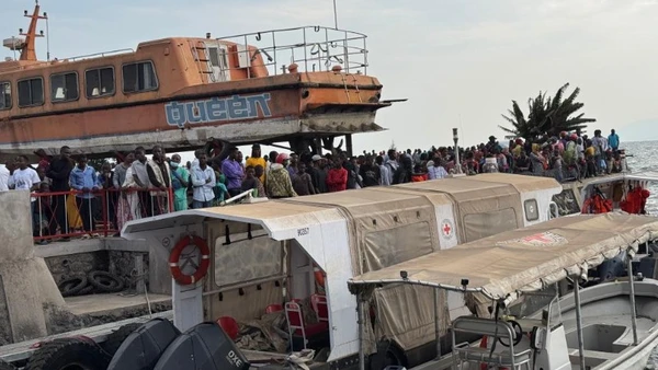 Người dân tập trung tại cảng sau khi một chiếc phà bị chìm trên Hồ Kivu gần Goma, tỉnh Bắc Kivu, miền đông Cộng hòa Dân chủ Congo, ngày 3/10/2024. (Ảnh minh họa: Xinhua)