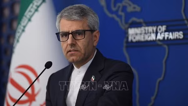 Người phát ngôn Bộ Ngoại giao Iran Esmaeil Baghaei phát biểu tại cuộc họp báo ở Tehran. (Ảnh: THX/TTXVN)
