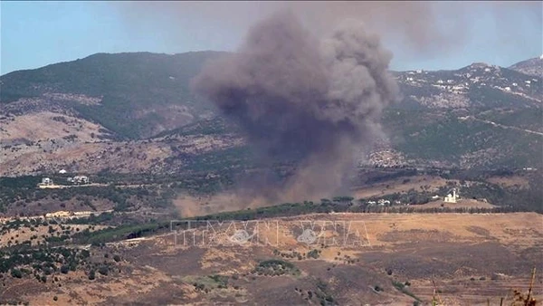 Khói bốc lên sau vụ không kích của Israel ở ngoại ô Nabatieh, miền Nam Liban ngày 30/10/2025. (Ảnh: THX/TTXVN)