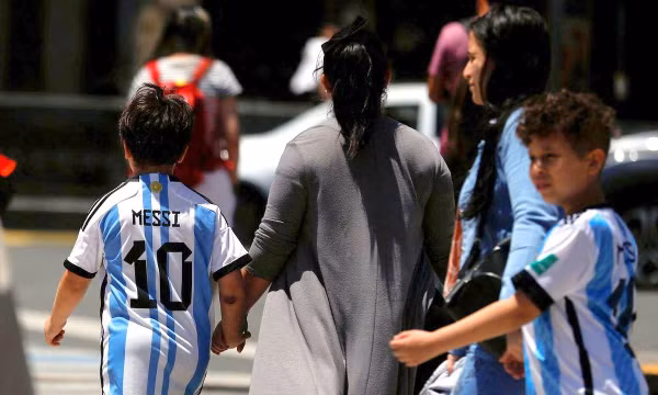Adidas ghi nhận nhu cầu tăng cao bất thường trên toàn cầu đối với áo thi đấu của tuyển Argentina. (Ảnh: Reuters)