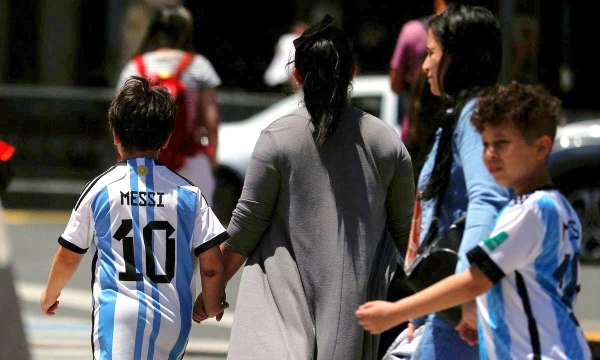 Adidas ghi nhận nhu cầu tăng cao bất thường trên toàn cầu đối với áo thi đấu của tuyển Argentina. (Ảnh: Reuters)