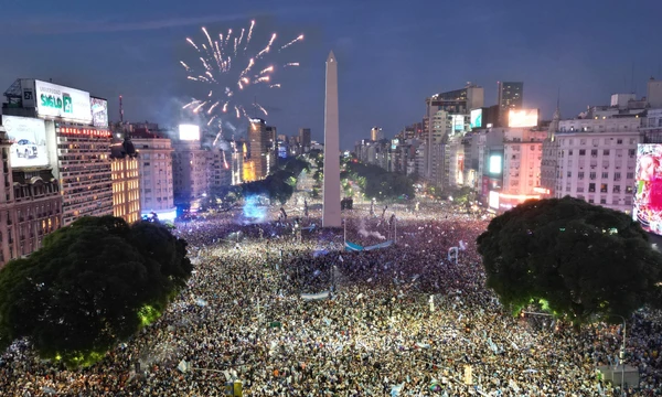 Người Argentina ngây ngất sau chiến thắng kịch tính của Messi và đồng đội trên chấm luân lưu trong trận chung kết World Cup 2022, qua đó đưa đội bóng Nam Mỹ lên đỉnh thế giới. (Ảnh: Telam)