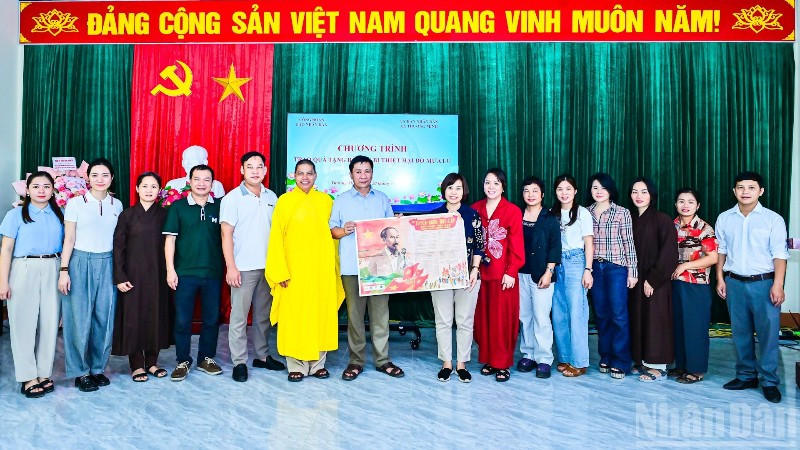Công đoàn Báo Nhân Dân, Đại đức Thích Vân Phong cùng các nhà hảo tâm đã phối hợp chính quyền địa phương tổ chức thăm hỏi, động viên và trao quà, tặng các hộ gia đình. 