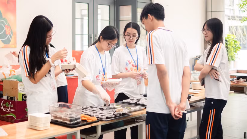 Không khí bán bánh nhộn nhịp lan tỏa khắp khuôn viên Trường THPT Chuyên Hà Nội-Amsterdam, thu hút đông đảo học sinh tham gia.