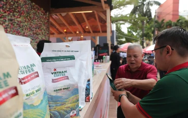 Cà phê là một trong những sản phẩm nông nghiệp chủ lực ở Tây Nguyên. (Trong ảnh: Doanh nghiệp giới thiệu sản phẩm tại Lễ hội Cà phê Buôn Ma Thuột lần thứ 9 năm 2025. ảnh KHIẾU MINH)
