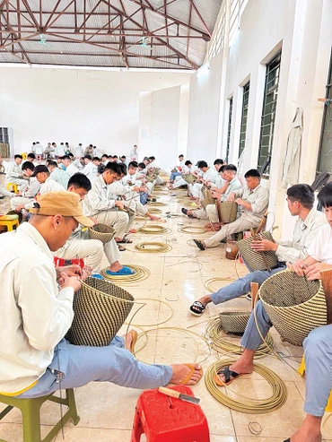 Một lớp học nghề thủ công mỹ nghệ tại Cơ sở cai nghiện ma túy tỉnh Điện Biên.