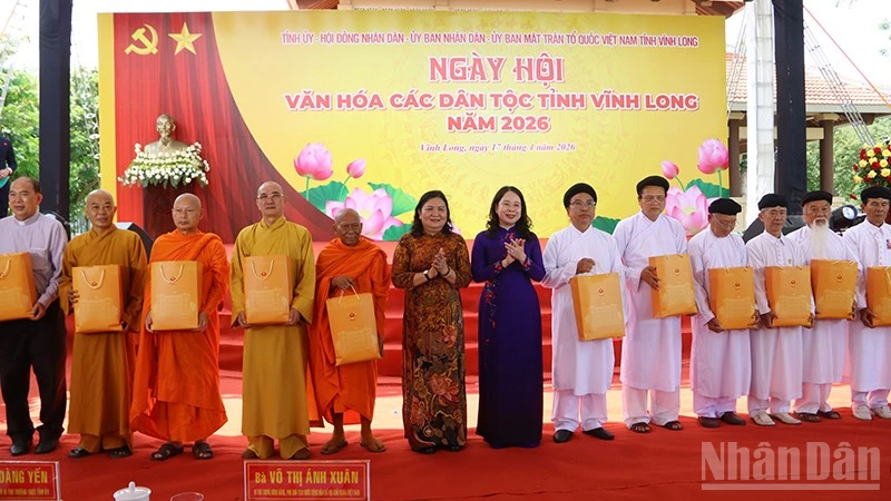 Phó Chủ tịch nước Võ Thị Ánh Xuân dự sự kiện tại Vĩnh Long, trao quà và nhà đại đoàn kết